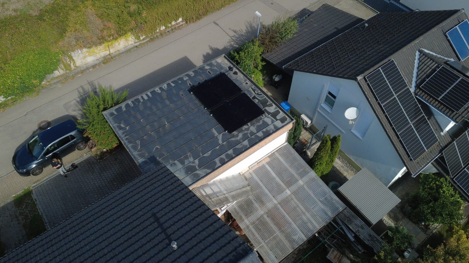 Balkonkraftwerk mit vier Solarmodulen auf einem Doppelfalzdach in Waldshut-Tiengen-Horheim, Luftaufnahme