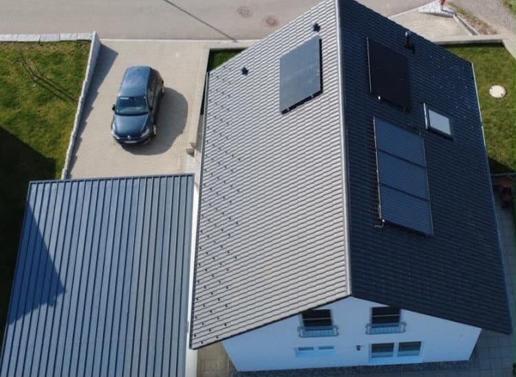 Balkonkraftwerk mit vier Solarmodulen auf einem Satteldach in Berau bei Ühlingen-Birkendorf, Luftaufnahme