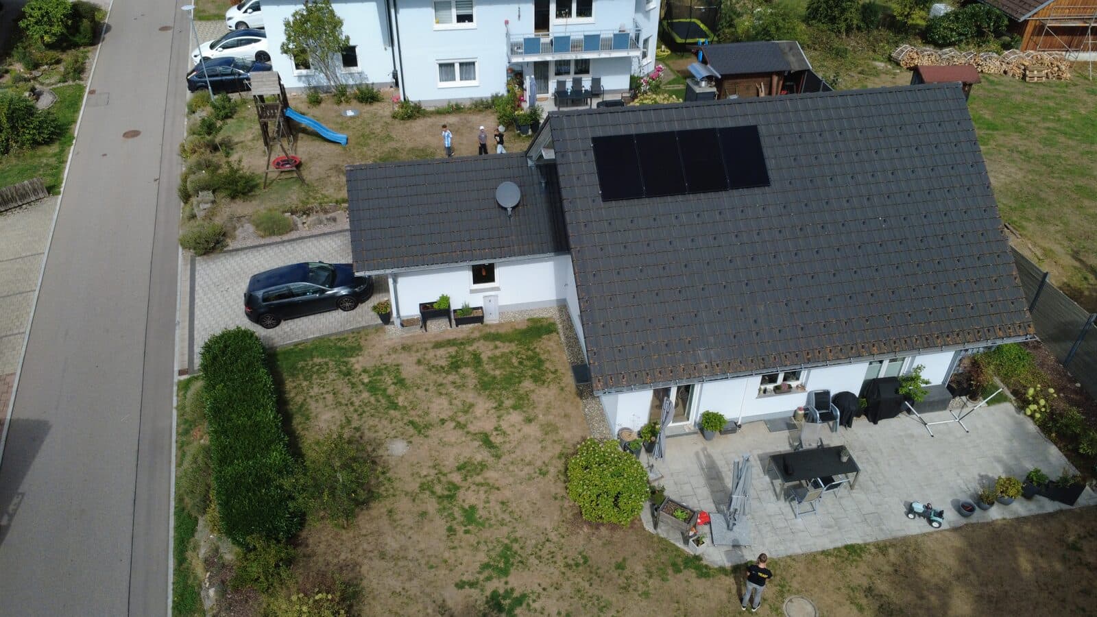 Balkonkraftwerk mit vier Solarmodulen auf einem Satteldach in Häusern im Südschwarzwald, Luftaufnahme