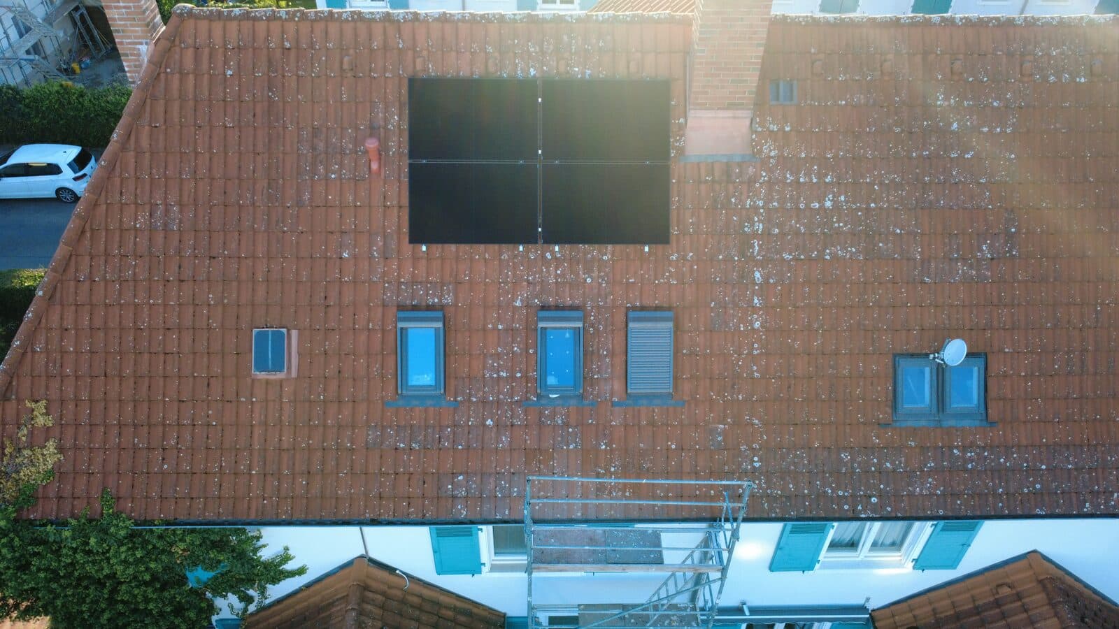 Balkonkraftwerk mit vier Solarmodulen auf einem Ziegeldach in Weil am Rhein, Luftaufnahme