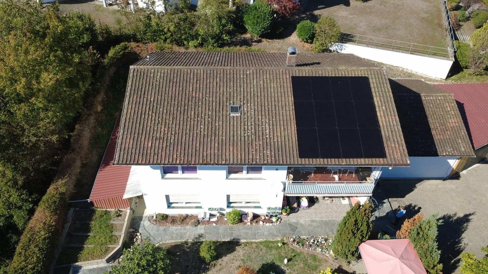 Zwei Solaranlagen mit vier und acht Solarmodulen auf einem Ziegeldach in Waldshut-Tiengen, Luftaufnahme